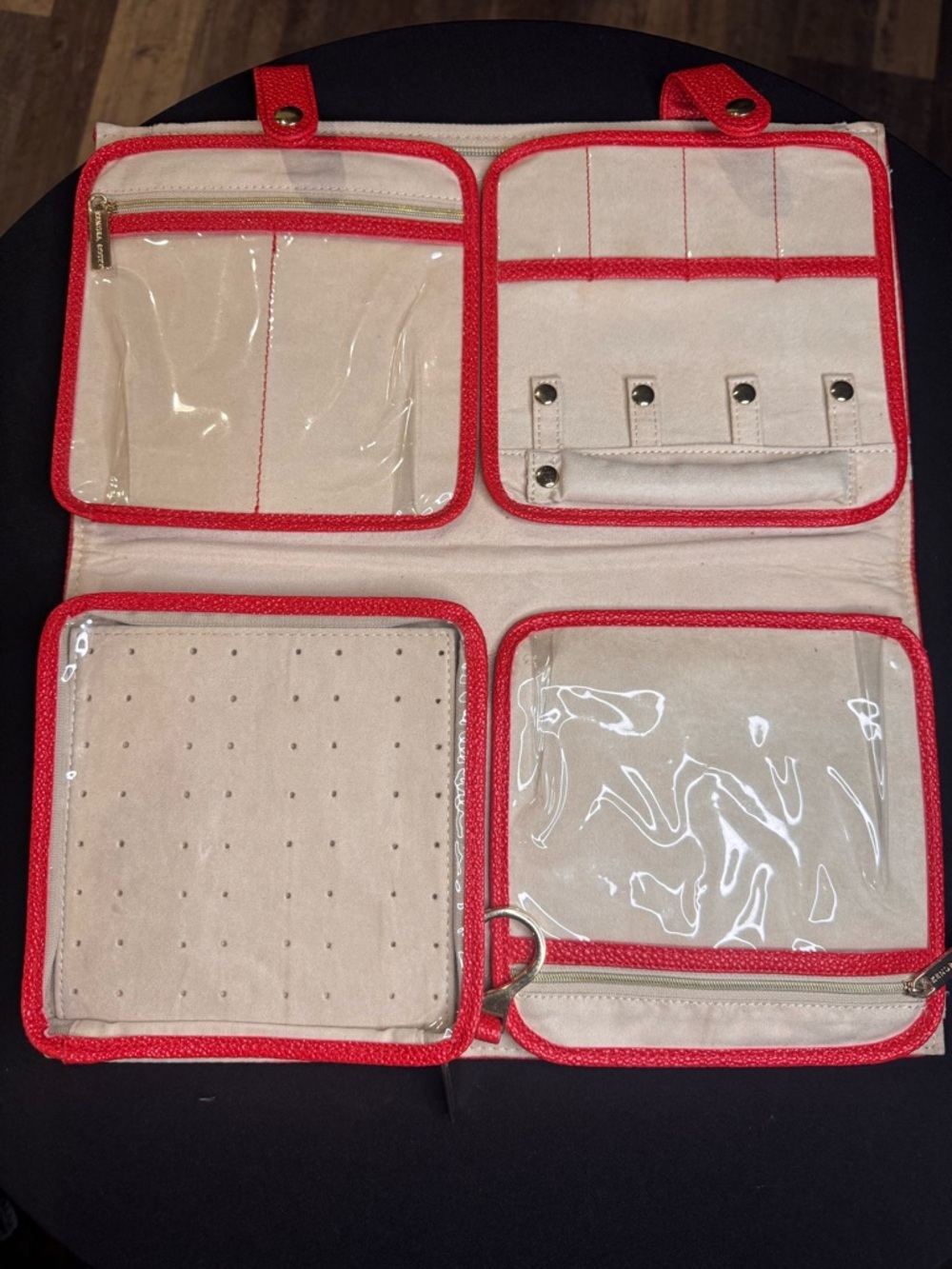 Kendra Scott Red Pebbled Jet Set jewelry organizer with Gold Logo - Picture 4 of 4